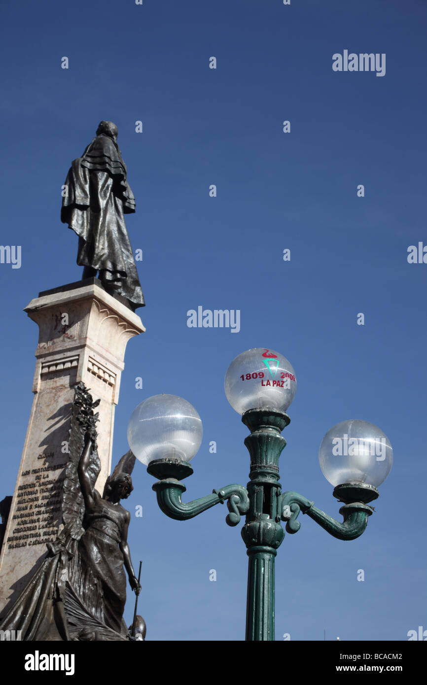 Simbolo del 200esimo anniversario della rivolta del 16 luglio 1809 a la Paz sul lampione e il Monumento al Murillo, Plaza Murillo, la Paz , Bolivia Foto Stock