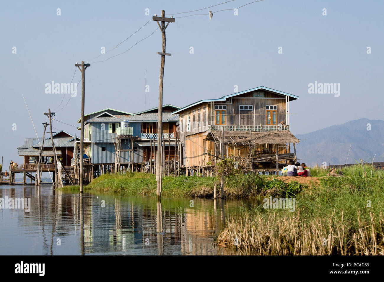 Case in legno su palafitte sulla Inle-Lake in Myanmar Foto Stock