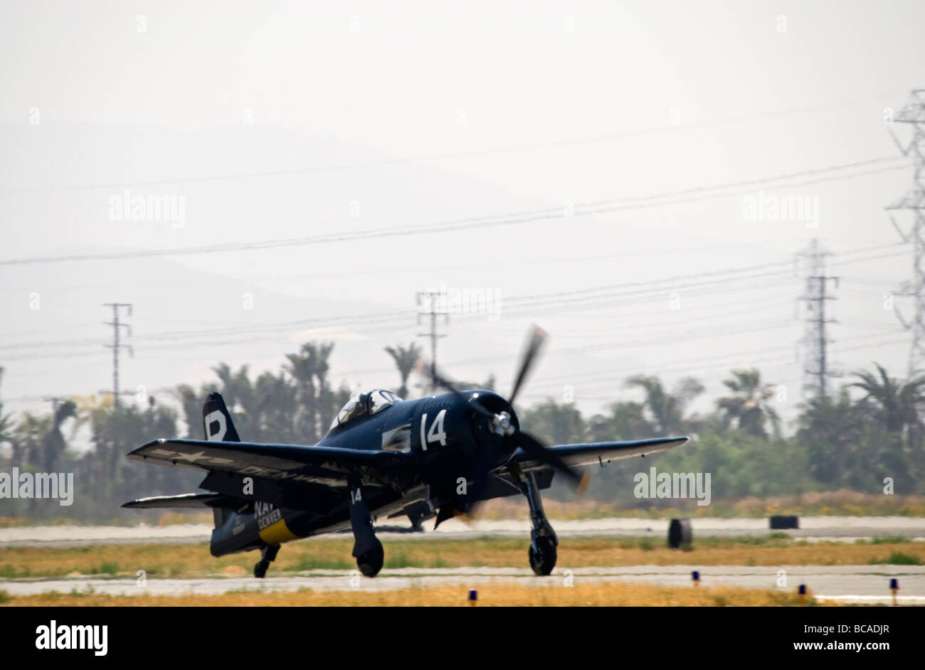 Un Grumman F8F Bearcat atterra dopo un volo ad un air show. Foto Stock