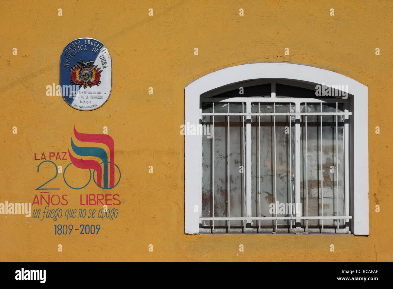 Simbolo del 200° anniversario della rivolta del 16 luglio 1809 a la Paz contro il dominio coloniale spagnolo sul muro giallo dell'edificio, la Paz, Bolivia Foto Stock