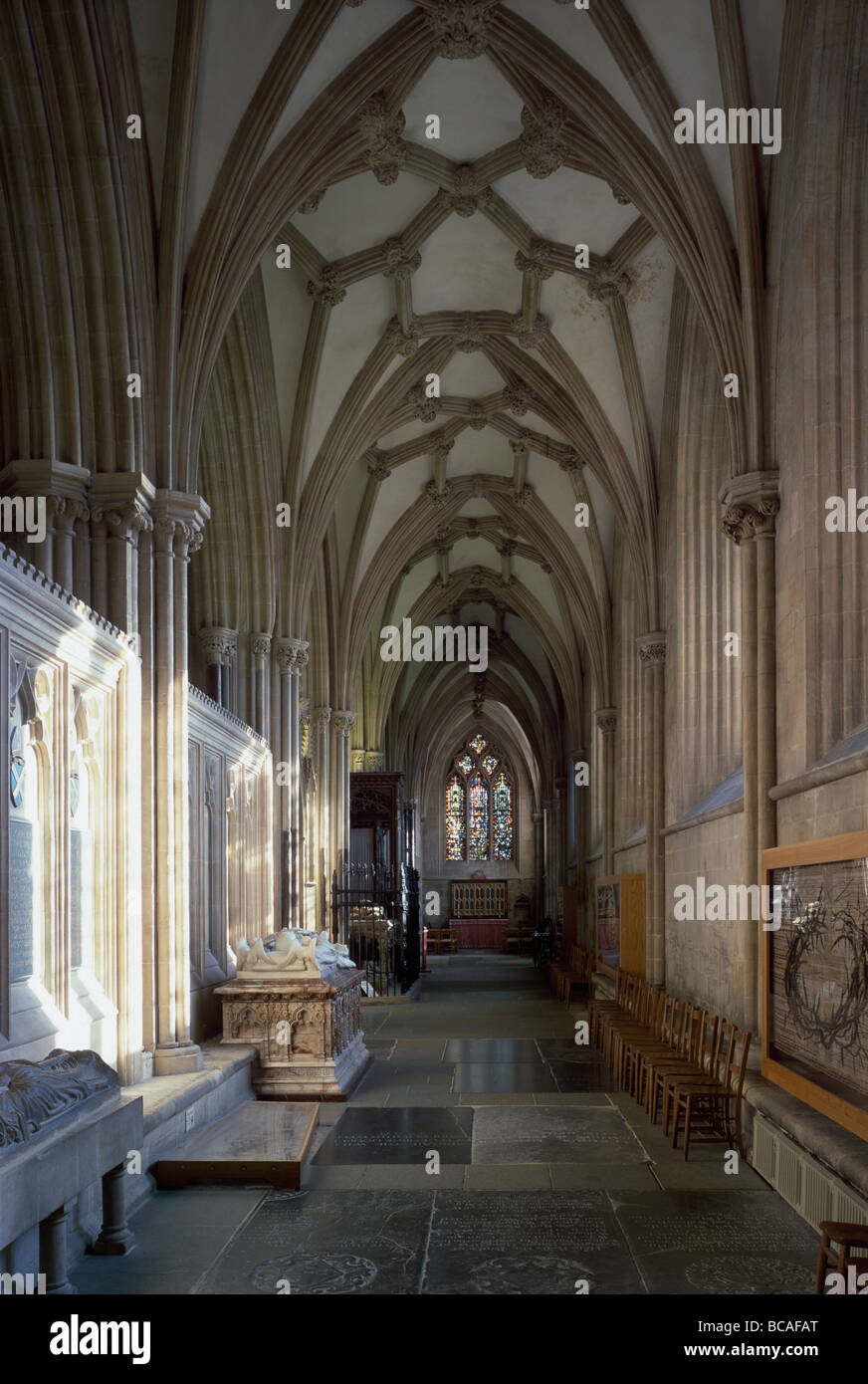 Cattedrale di Wells: sud cudiero (coro) corridoio guardando ad est Foto Stock