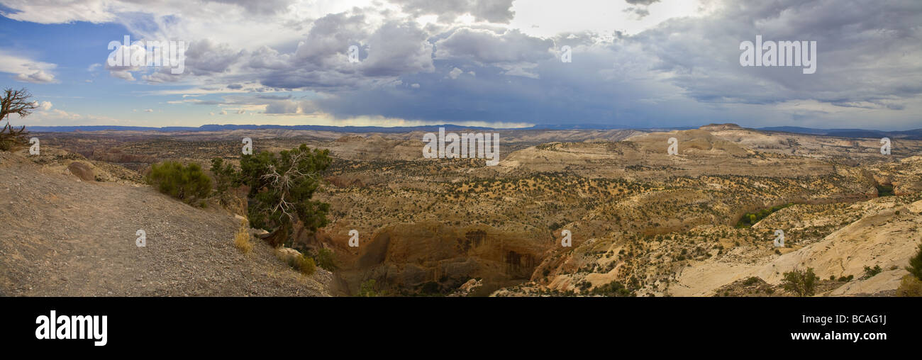 Scogliere e canyon lungo la panoramica strada statale 12 USA Utah Foto Stock