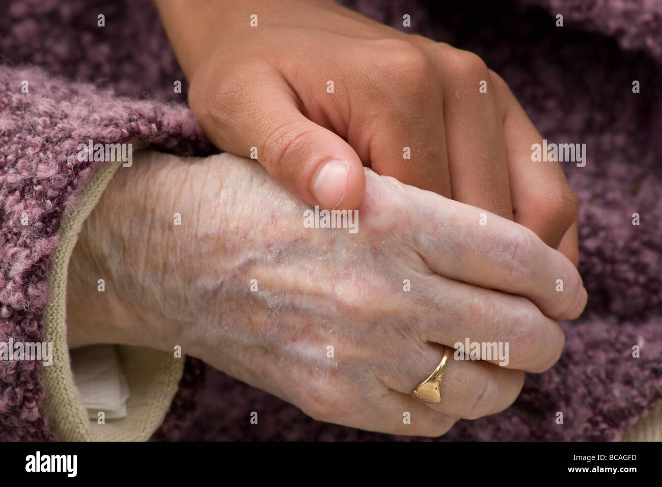 Close up della giovane donna la mano che tiene la mano della signora anziana Foto Stock