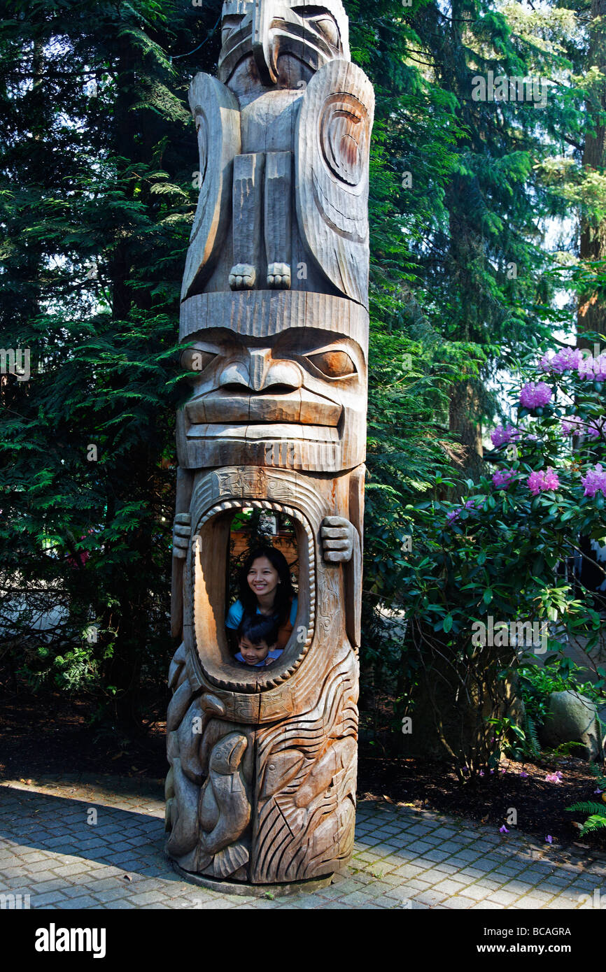 Il Totem Pole a Lynn Canyon vicino al Ponte Sospeso di Capilano Vancouver Canada America del Nord Foto Stock