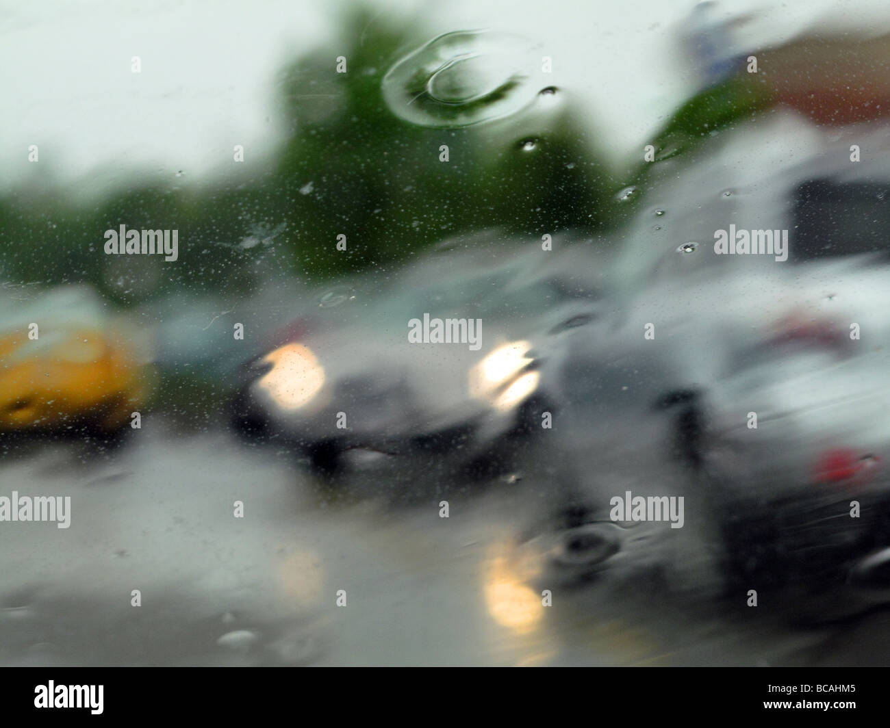 Vista attraverso il parabrezza durante la tempesta di pioggia. Foto Stock
