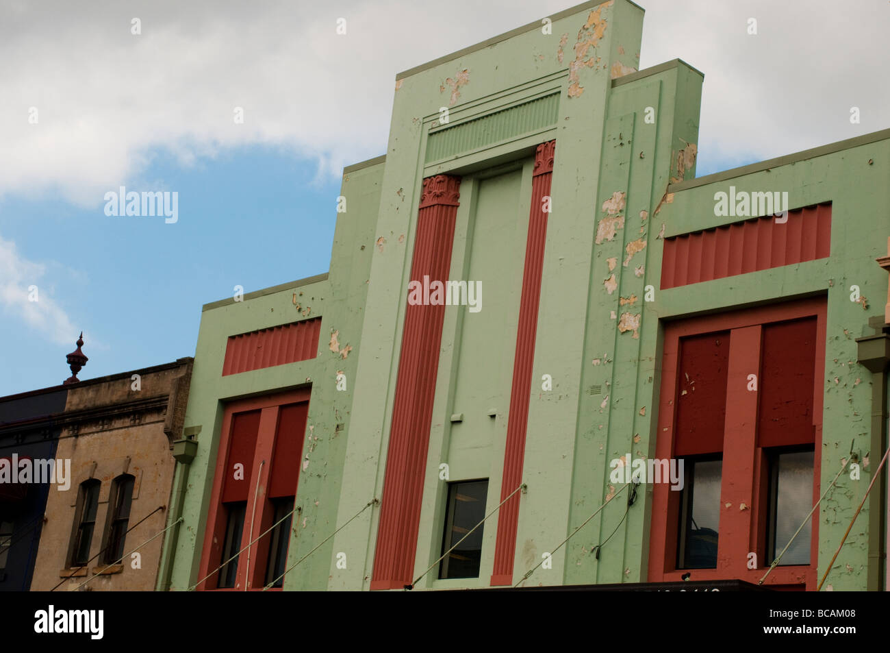 Corro giù facciata Art Deco su King Street, Newtown, Sydney, NSW, Australia Foto Stock