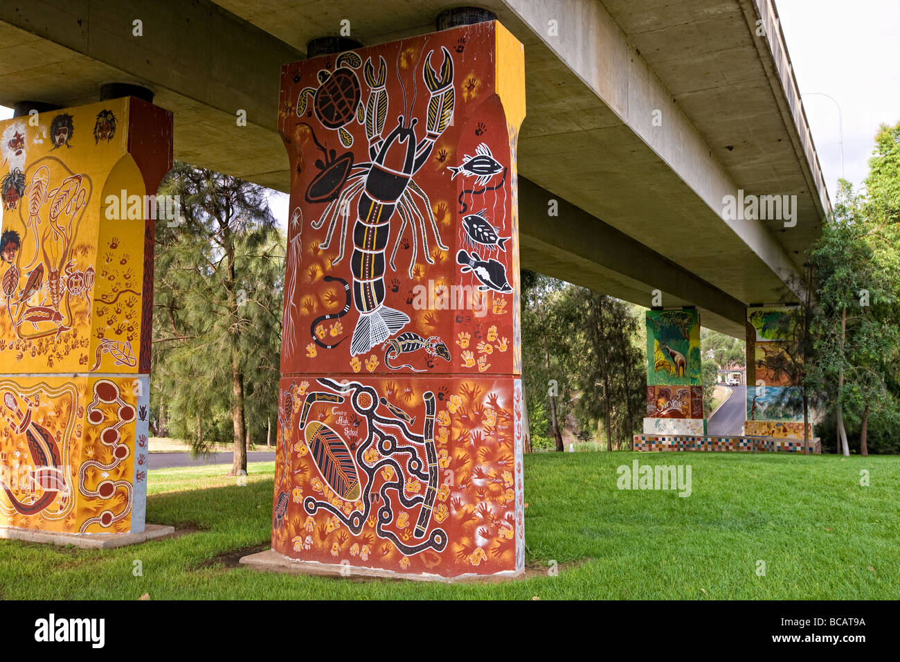 Outdoor arte opere dipinte su piloni del ponte che attraversa il fiume lachlan a cowra nsw australia Foto Stock