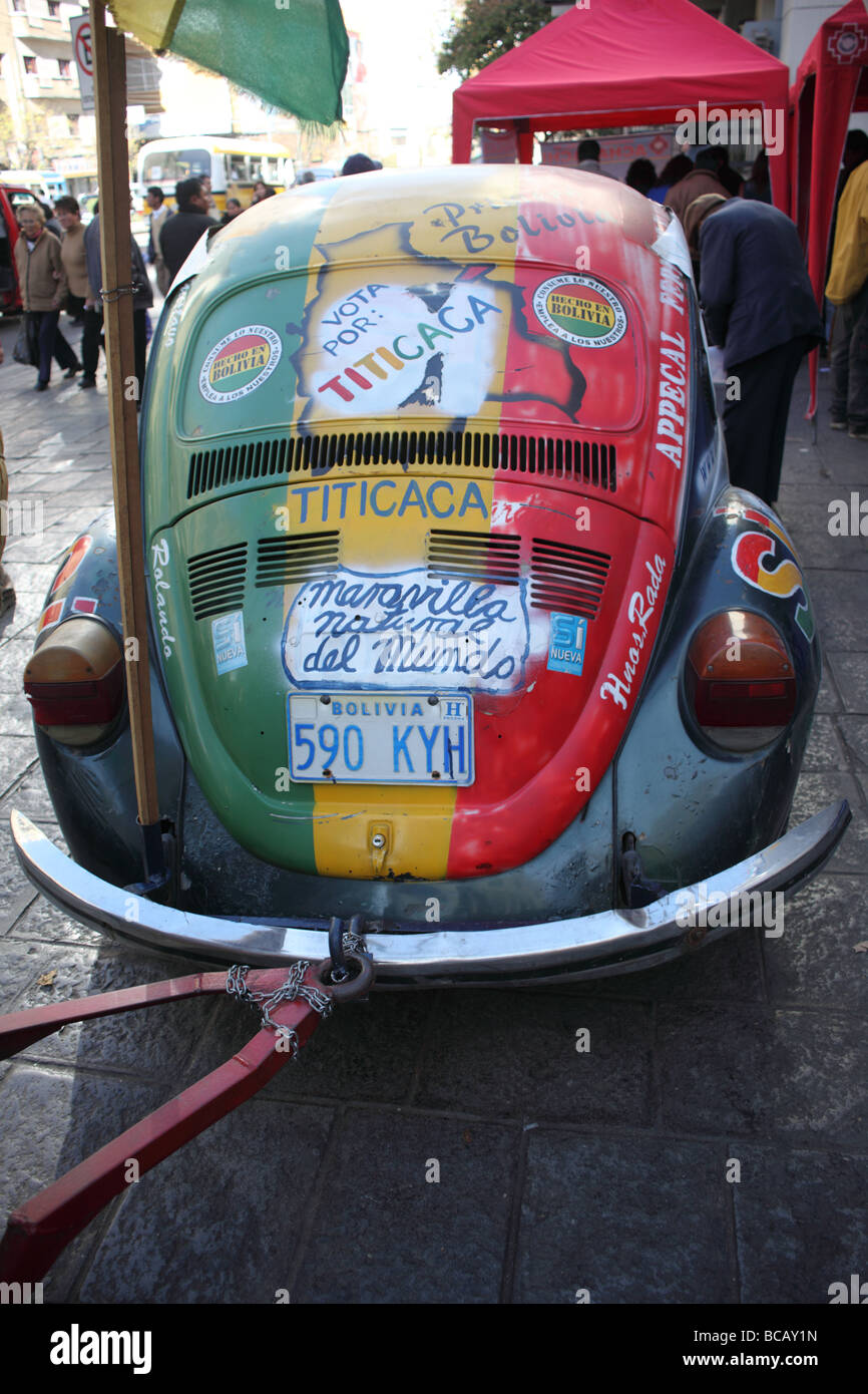 Volkswagen Beetle dipinta in colori nazionali come campagna per promuovere il Lago Titicaca come una delle sette meraviglie naturali del mondo, la Paz, Bolivia Foto Stock