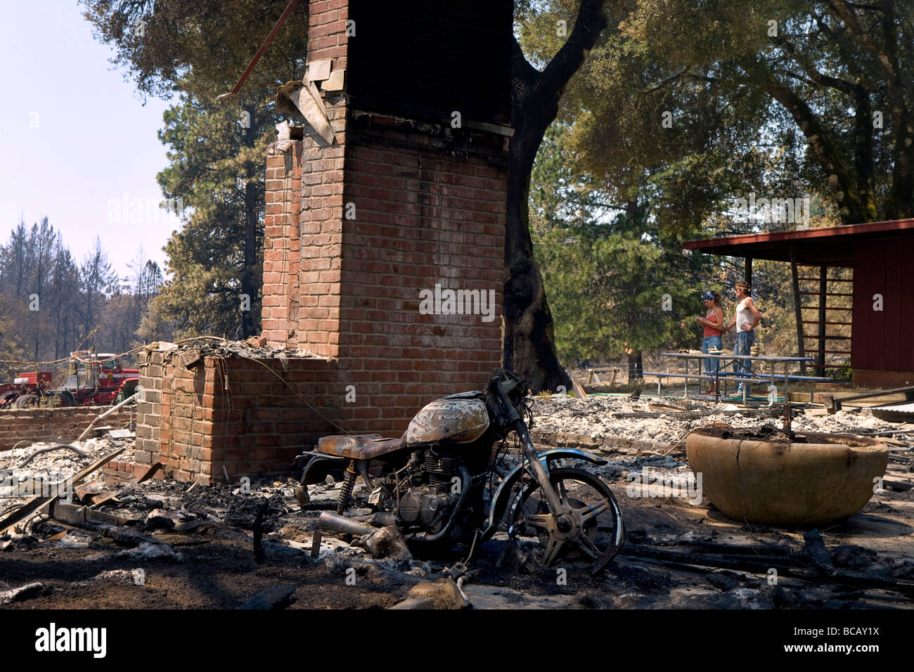 California wildfire distruzione in Santa Cruz Mountains proprietari di casa guardando la loro casa distrutta Foto Stock