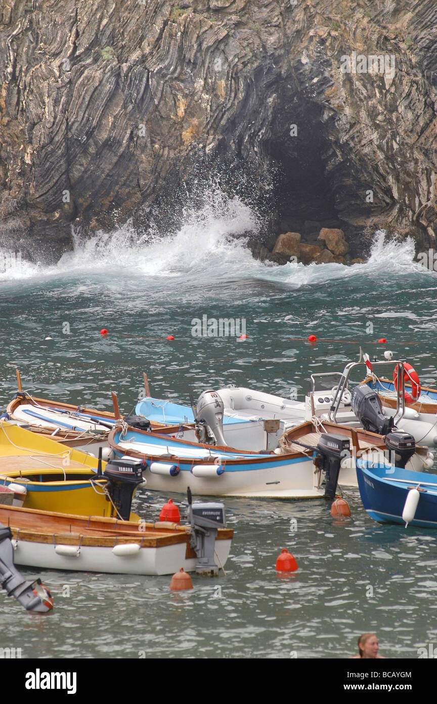 Scogliera stratificata a Vernazza (Cinque Terre) Foto Stock