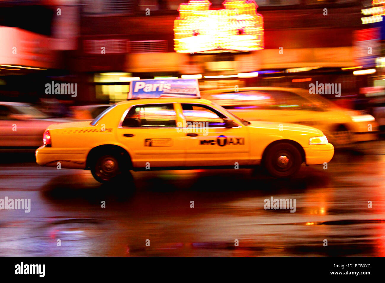 New York Taxi in Times Square con motion blur Foto Stock