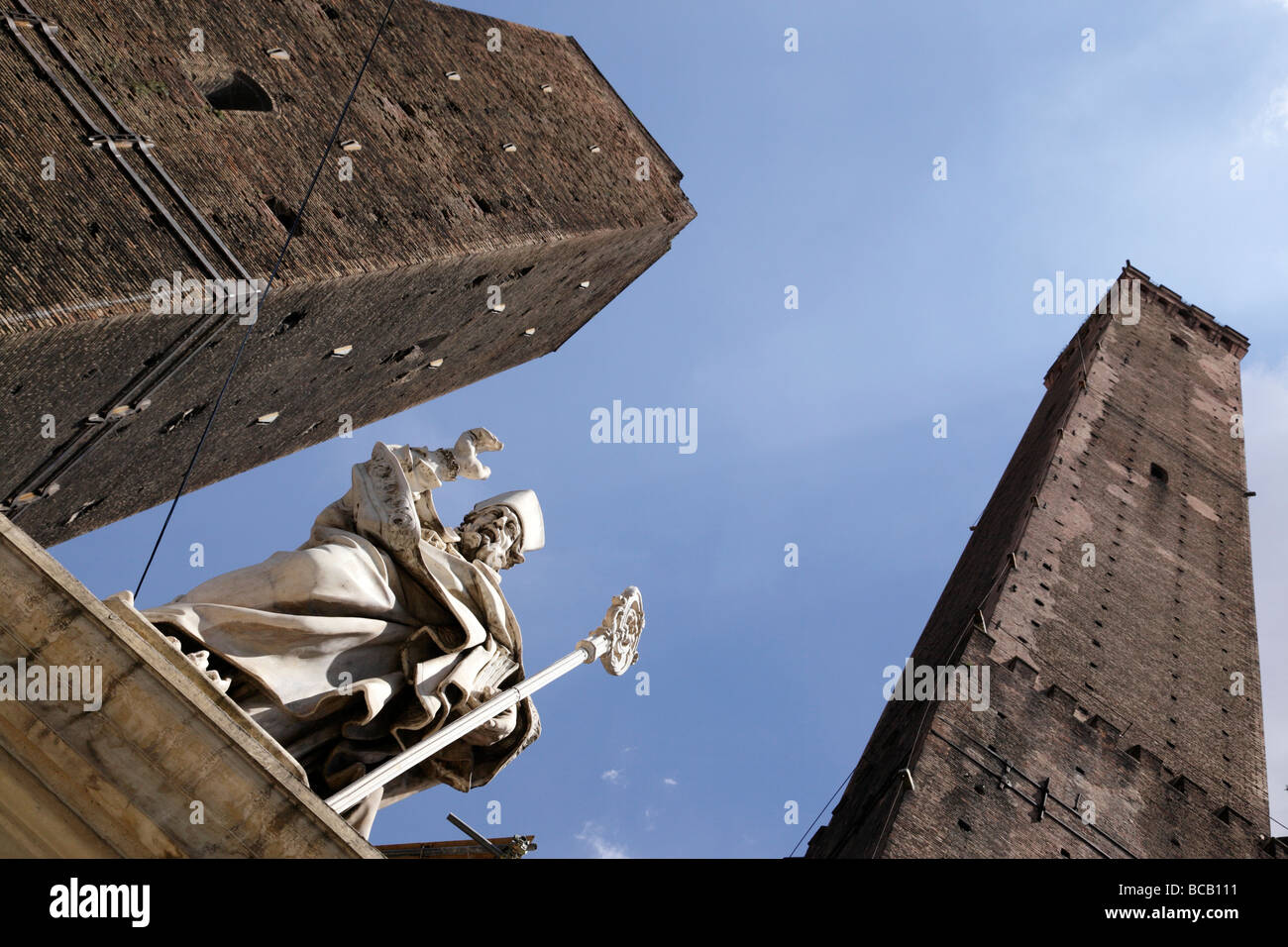 Guardando le due torri con la statua di San Petronio da brunelli in piazza ravegnana bologna italia Foto Stock