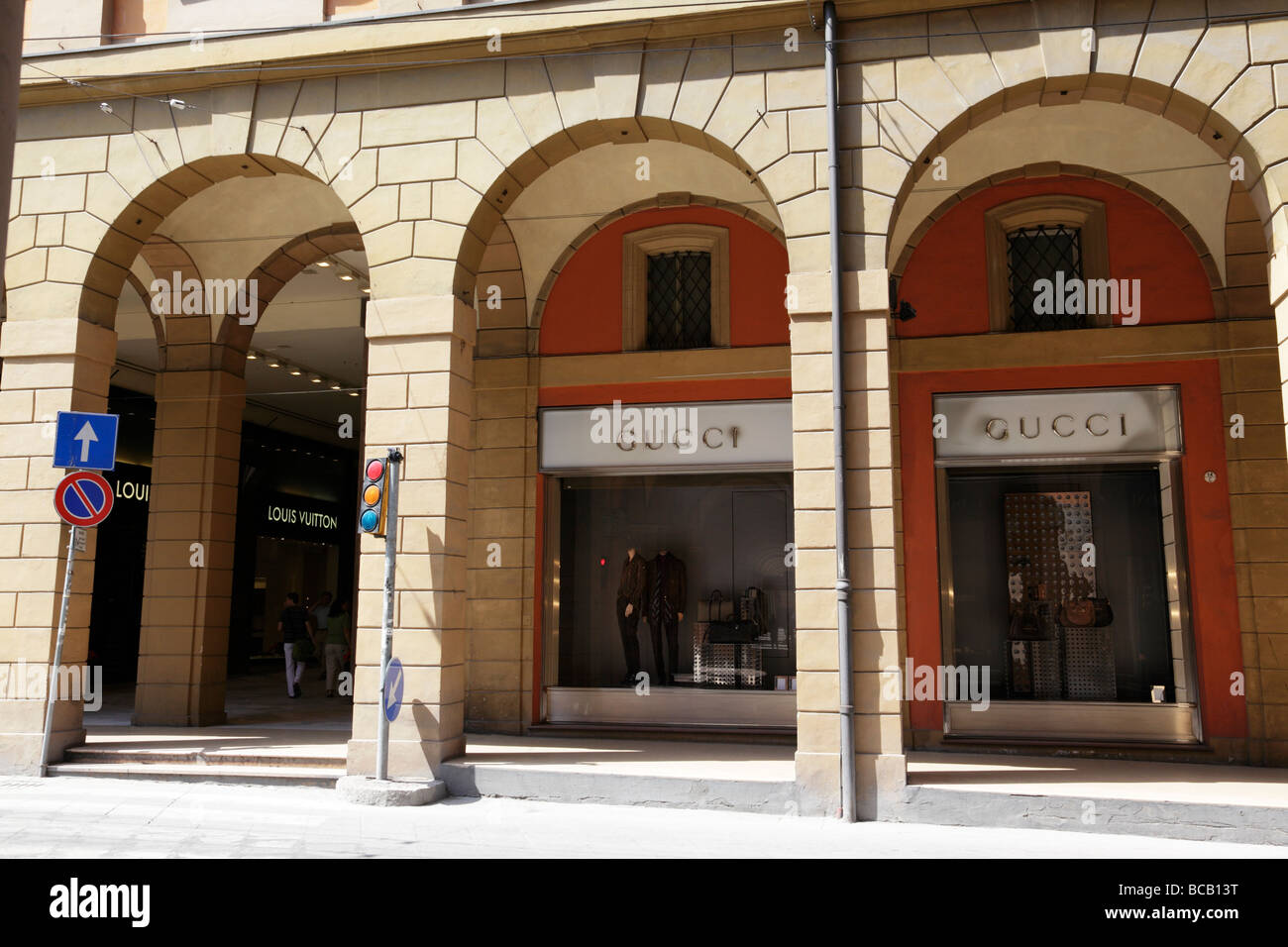 Il costoso gallerie dello shopping lungo via Farini che ospitano molti lussuosi negozi di abbigliamento bologna italia Foto Stock