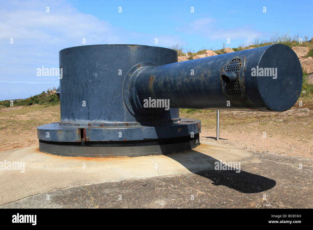 Vecchia artiglieria e bunker di comando dalla II guerra mondiale al punto Noirmont Jersey Channel Island, Regno Unito Foto Stock