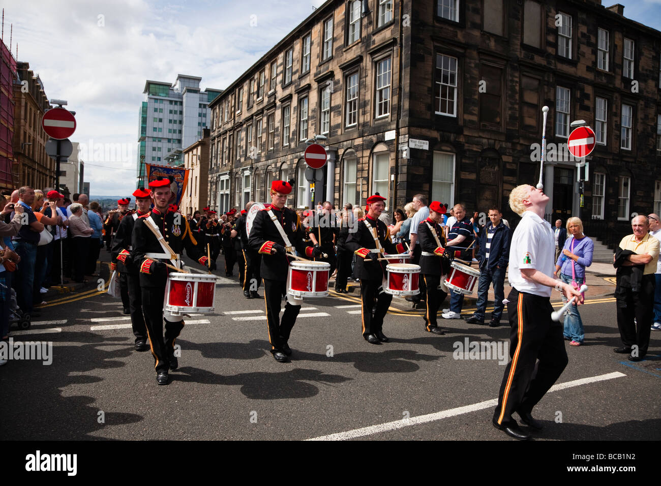 Membri della Orange Lodge marching all annuale Orange Walk in Glasgow Scotland Foto Stock