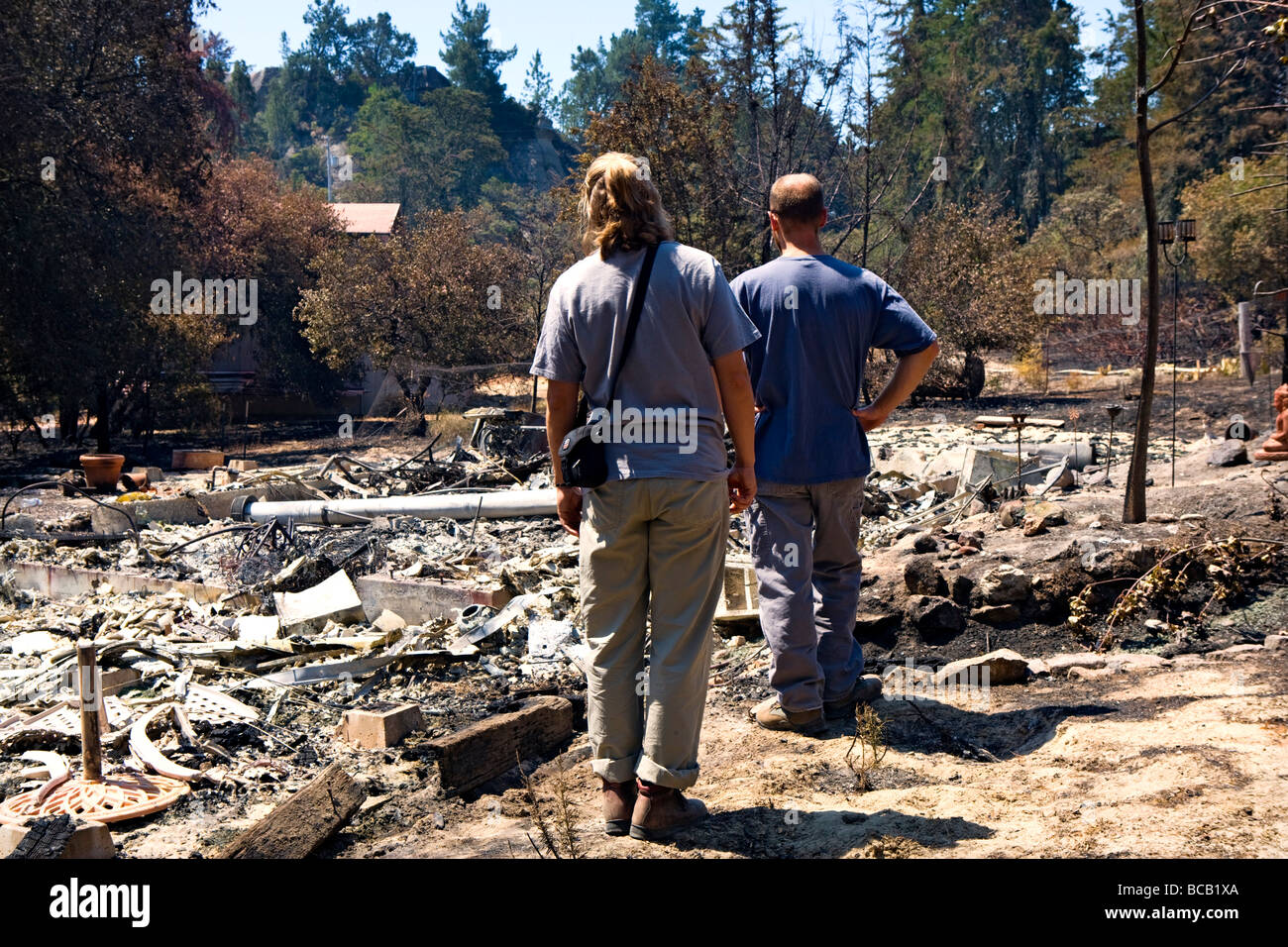 California wildfire distruzione in Santa Cruz Mountains proprietari di casa guardando la loro casa distrutta Foto Stock