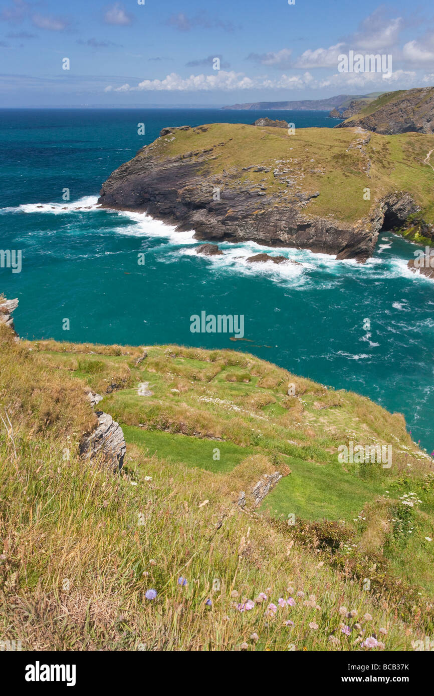 Tintagel Isola e leggendario castello home di Camelot e il luogo di nascita di Re Artù Cornwall Inghilterra UK Regno Unito GB Foto Stock