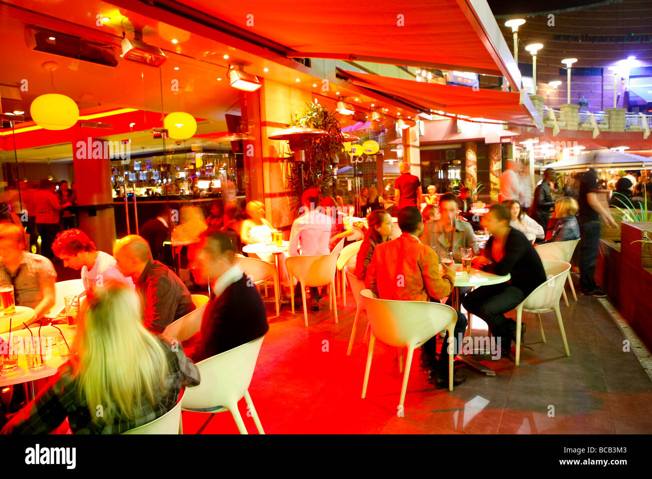 La vita notturna a l'Arcadian Centre di Birmingham tra bar e caffetterie Foto Stock