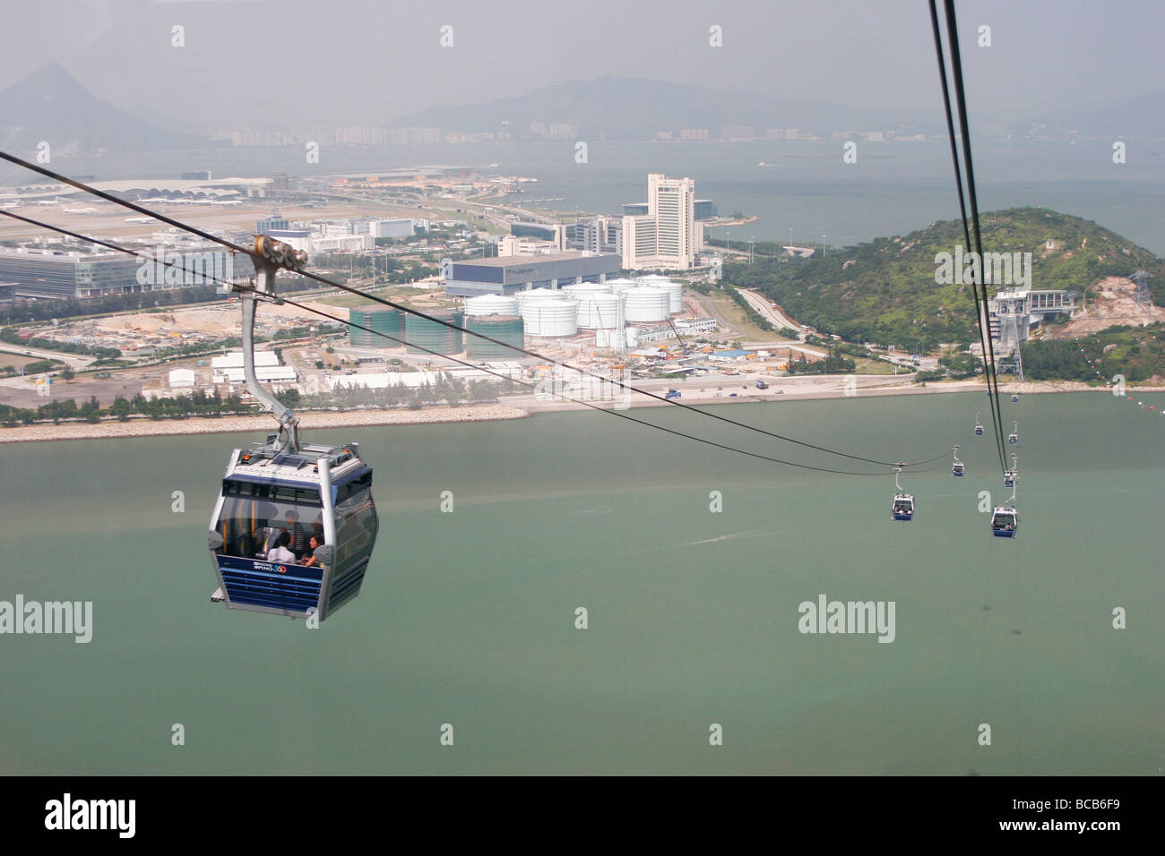 La vista dalla Funicolare Ngong Ping 360 mostra l'Aeroporto Internazionale di Hong Kong in background Foto Stock