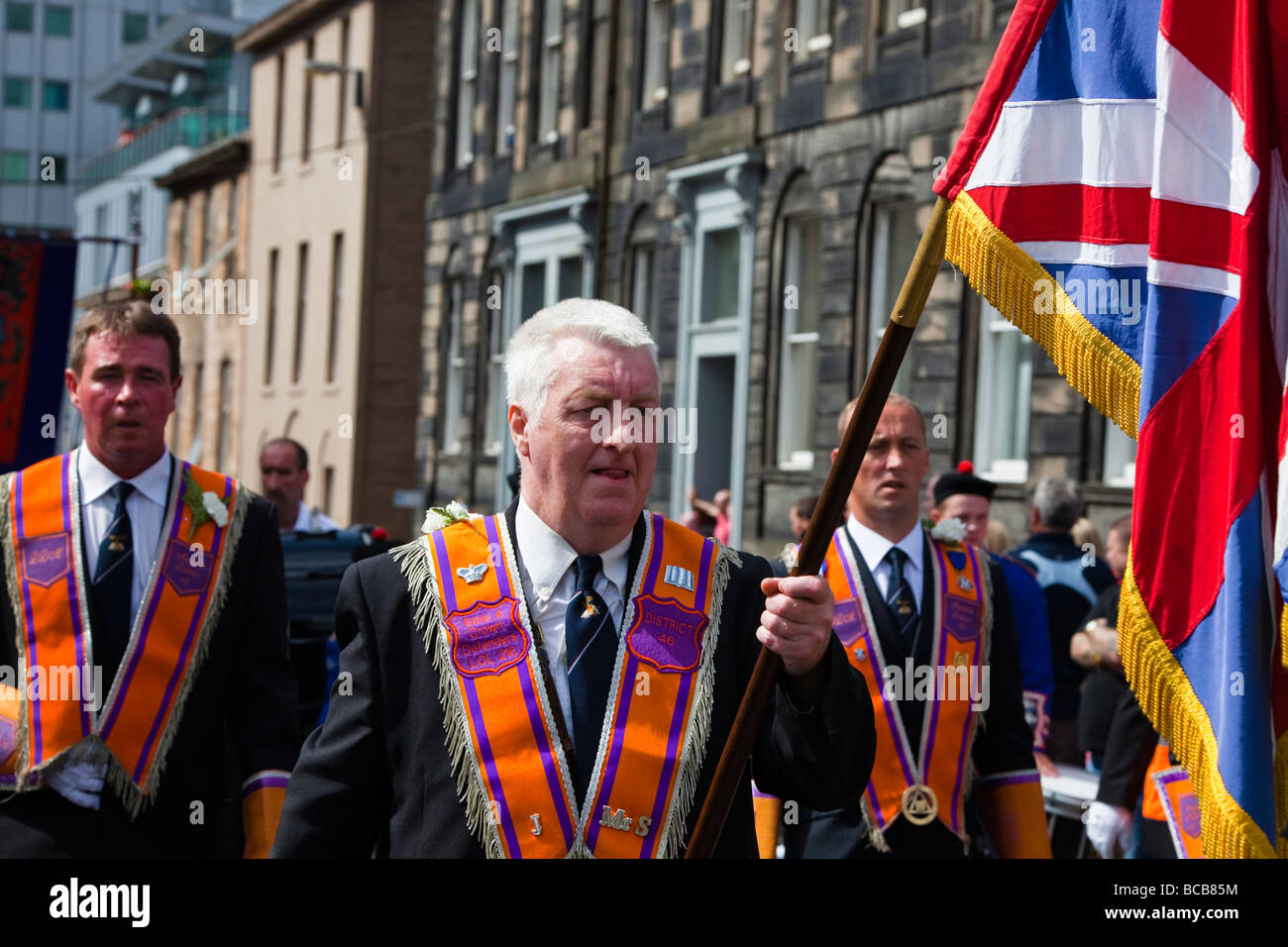 Office portatori della Orange Lodge marching all annuale Orange Walk in Glasgow Scotland Foto Stock
