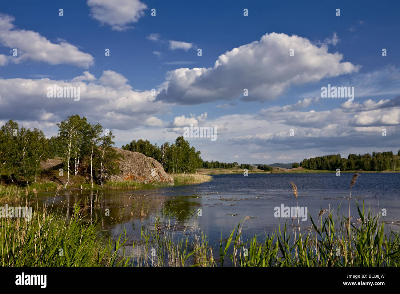 La Russia South Ural Cloudscape sopra il lago Foto Stock