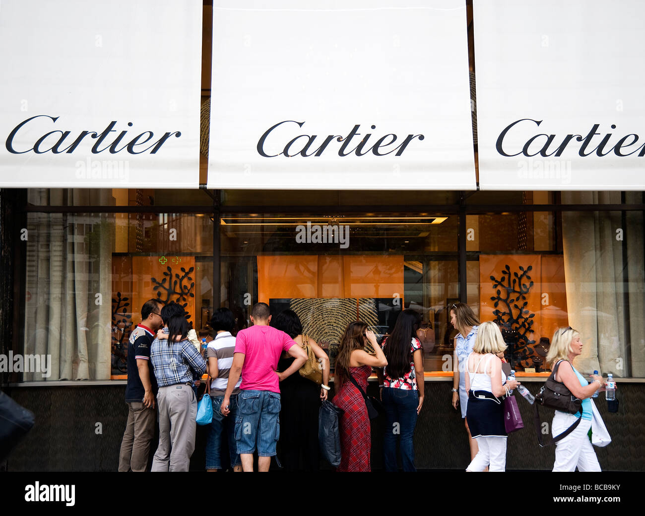 People shopping nella parte anteriore del boutique Cartier a Parigi, champs elysees Foto Stock