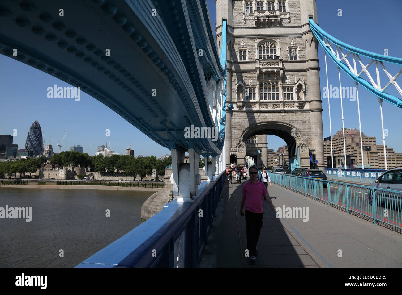 Il Tower Bridge con la city di Londra e la Torre di Londra in background Foto Stock