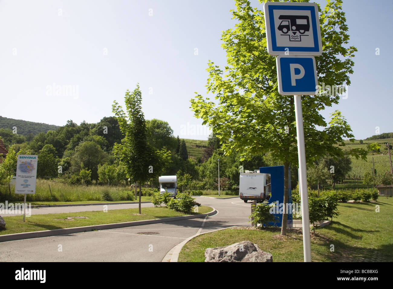 Francia UE Due camper parcheggiato in un francese Aire Foto Stock