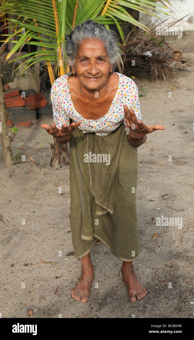 Anziani Gobbo donna indiana Foto Stock