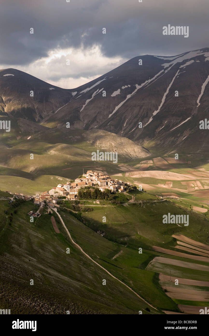Tramonto sul bellissimo villaggio di Castellucio sul piano Grande in italiano del Parco Nazionale dei Monti Sibillini in Umbria Foto Stock