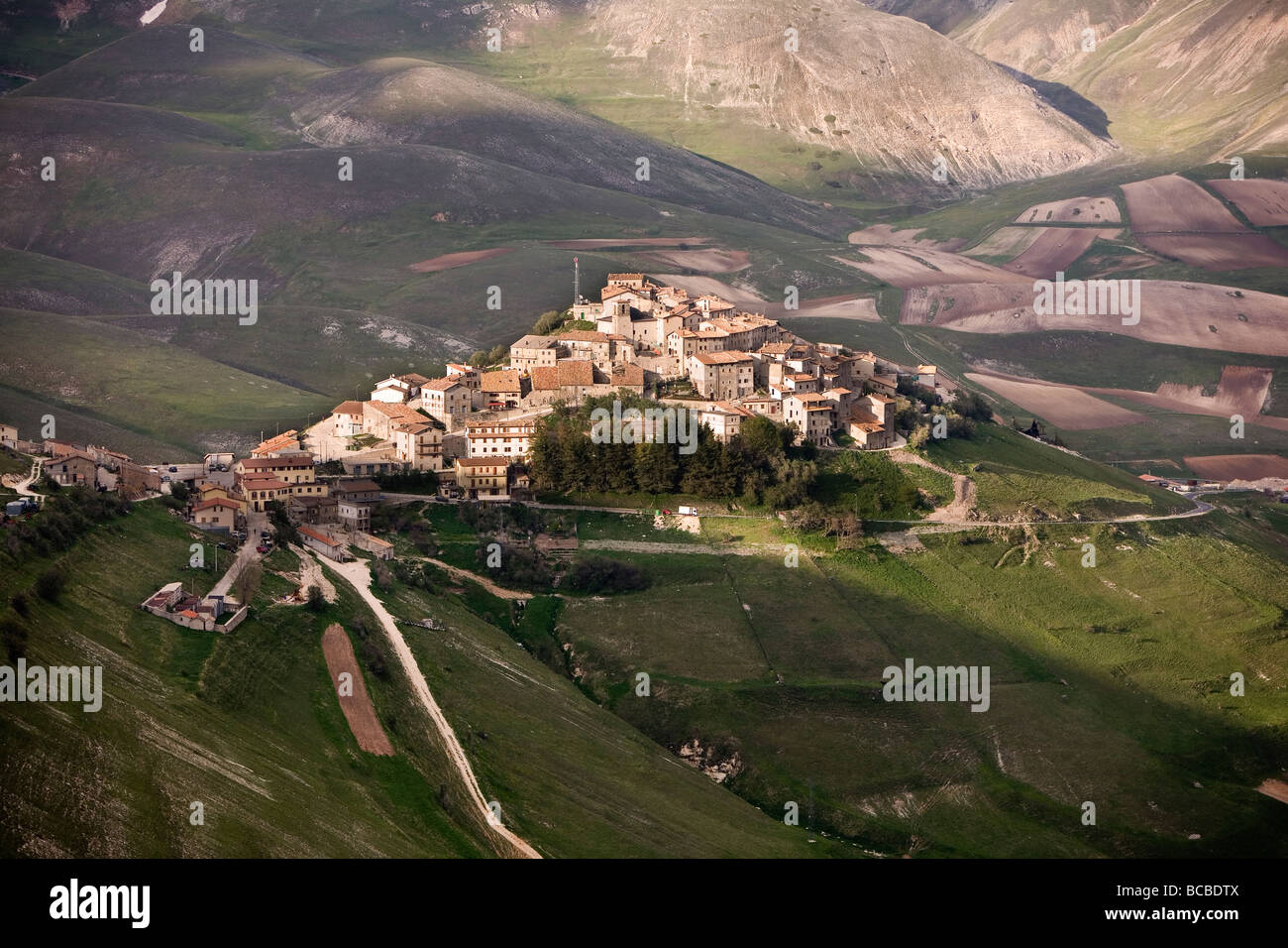 Tramonto sul borgo umbro di Castelluccio Foto Stock