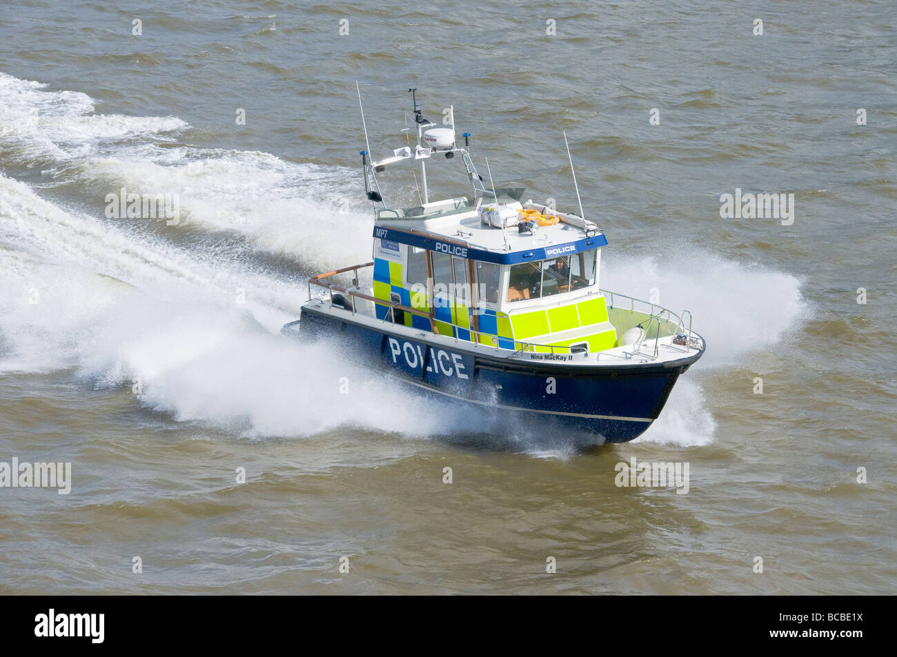 Barca di polizia sul Fiume Tamigi, Londra. Foto Stock