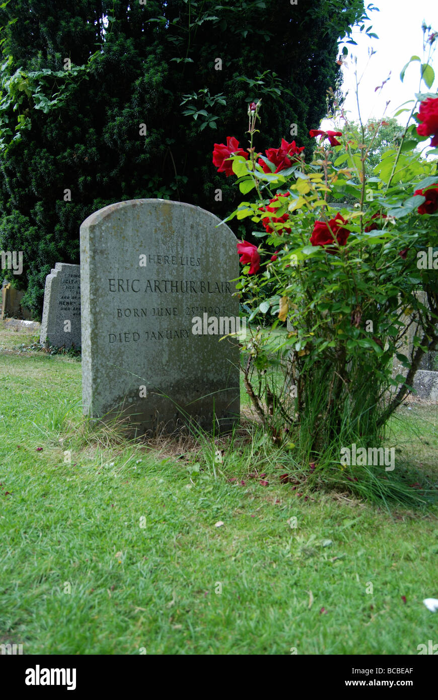 George Orwell la sua tomba nel villaggio di Sutton Courtenay Abingdon in Oxfordshire Foto Stock