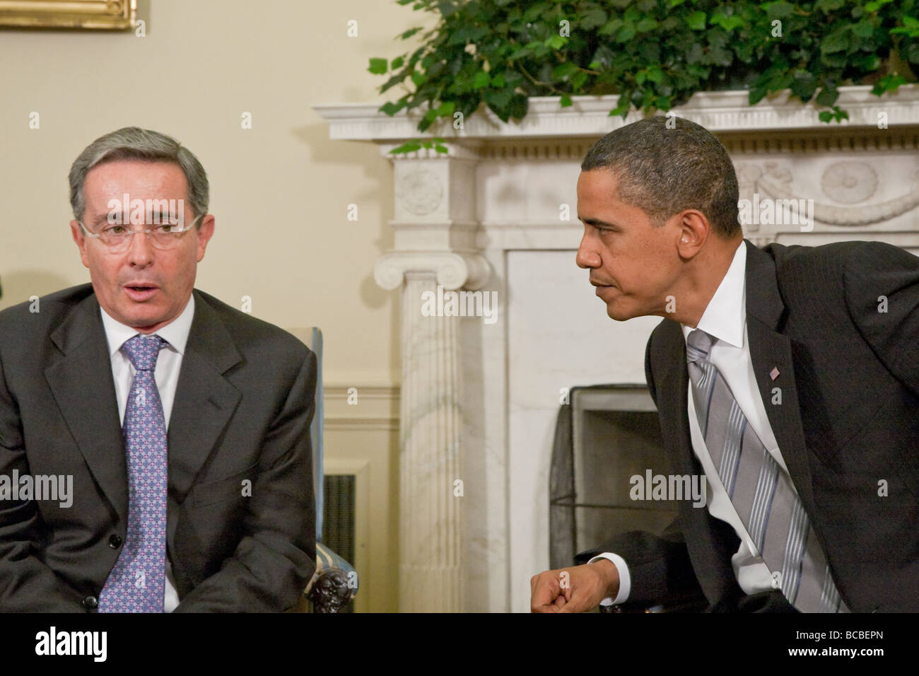 Il presidente Barack Obama incontra con il presidente Alvaro Uribe Velez di Columbia all Ufficio Ovale della Casa Bianca. Foto Stock