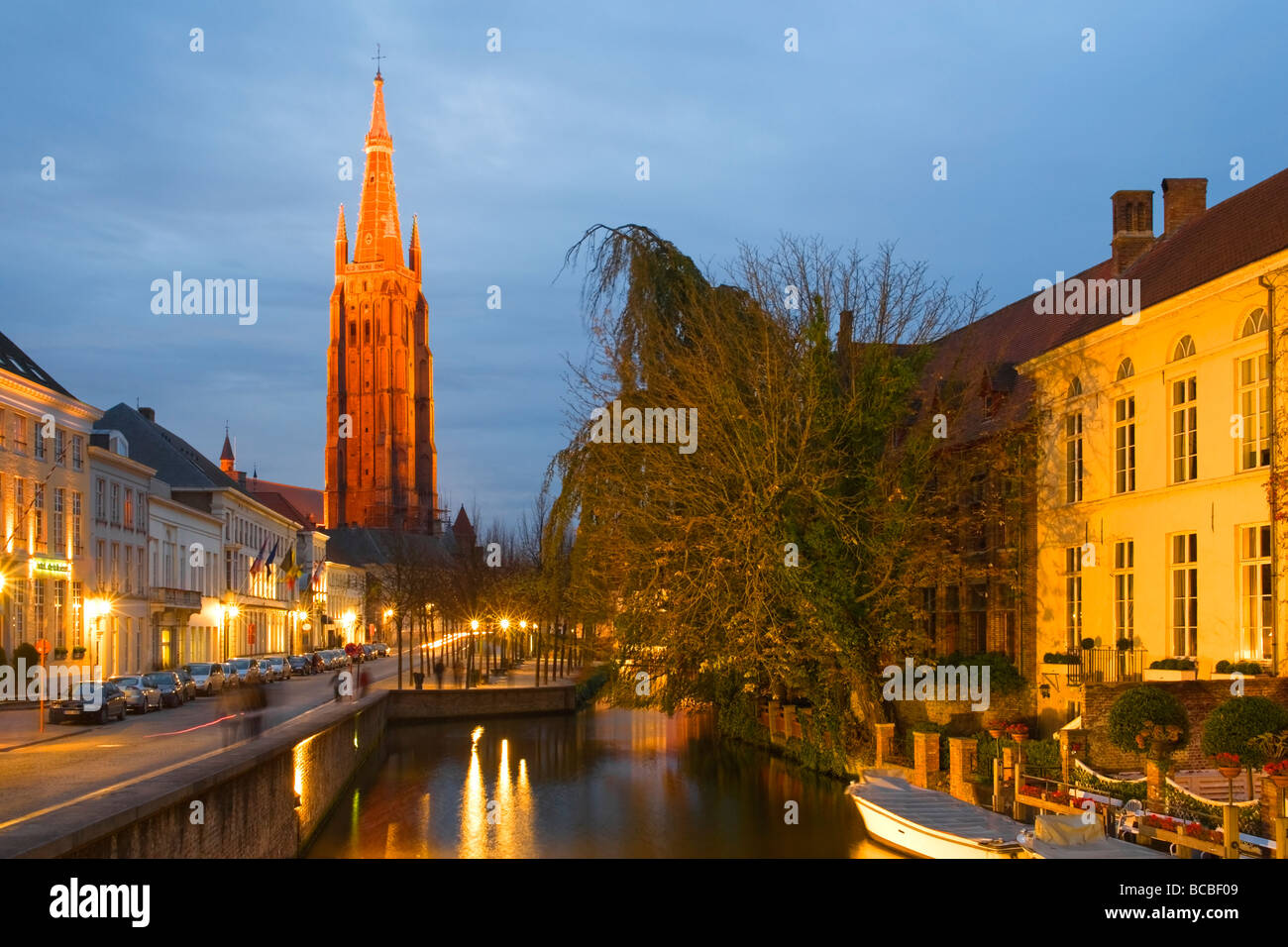 Vista serale di Dijver e Chiesa di Nostra Signora a Bruges, Belgio. Foto Stock