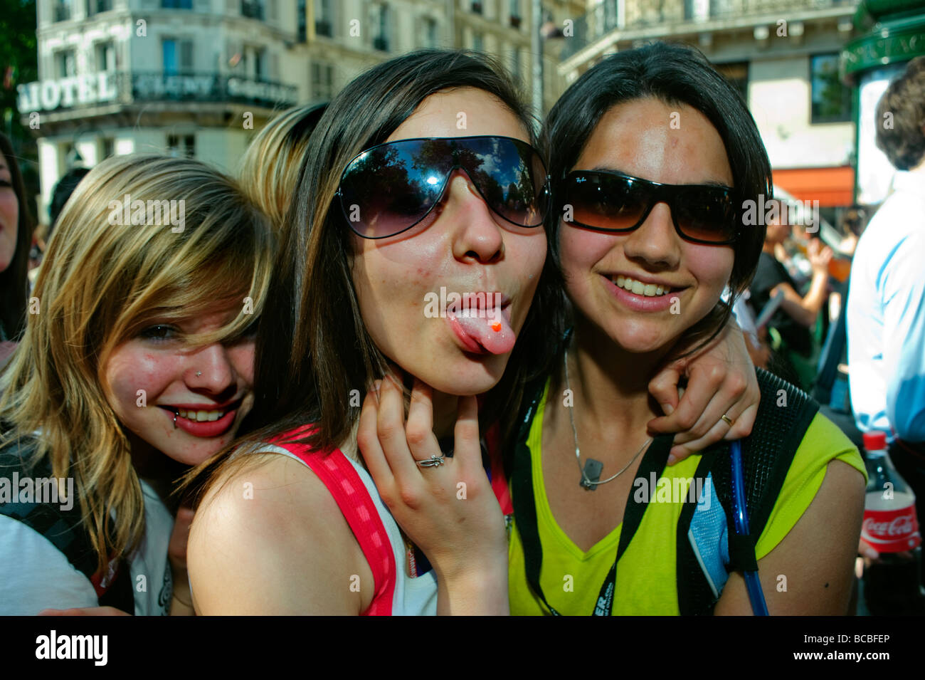 Parigi Francia, Eventi pubblici, adolescenti francesi che festeggiano al ' Gay Pride' Parade Ritratto '3 persone' femmine Occhiali da sole, vittoriosa  gioventù Foto stock - Alamy