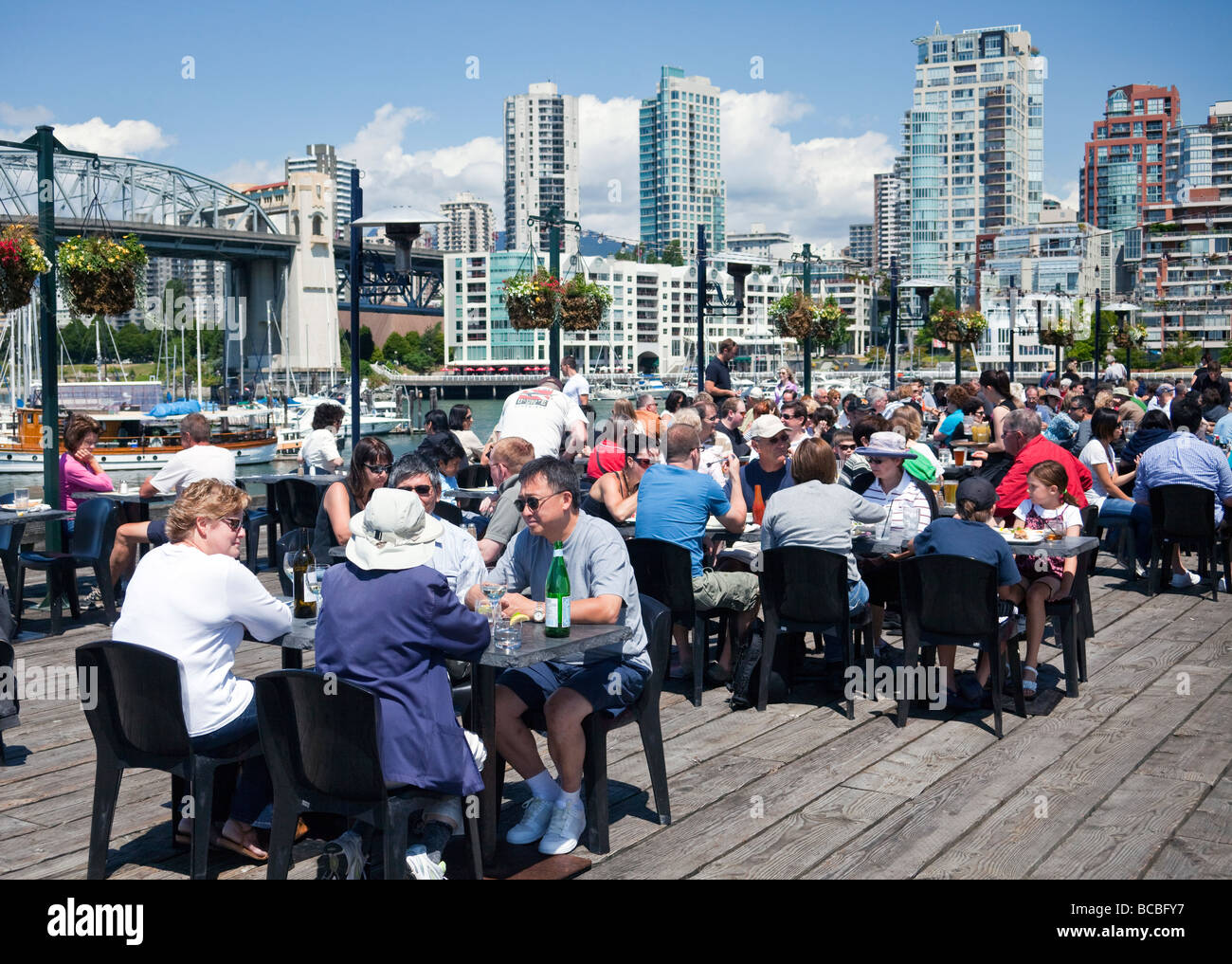 I clienti presso il ristorante a Granville Island, Vancouver, BC, Canada Foto Stock