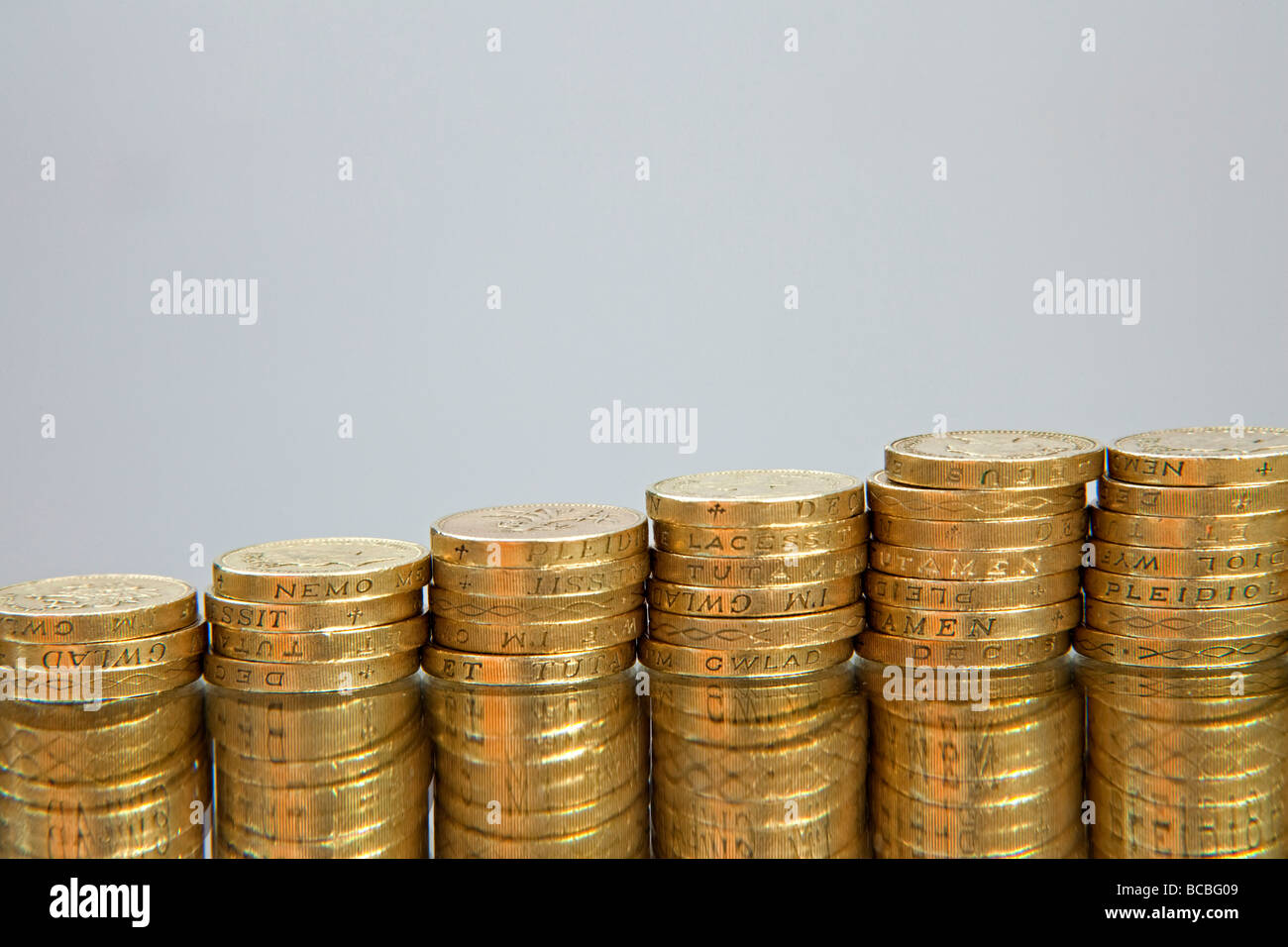 Una fila di monete cancelletto Foto Stock