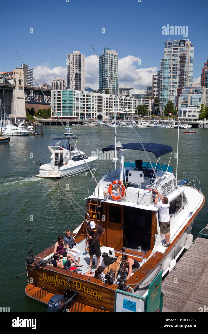 Persone picnicing sulla barca a Granville Island, Vancouver, BC, Canada Foto Stock