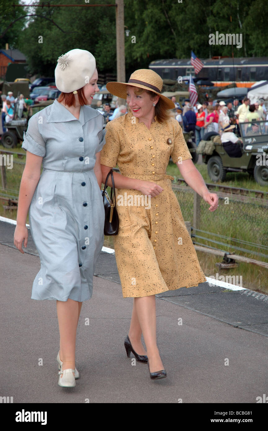 Le donne indossano degli anni Quaranta abiti di stile in corrispondenza di un fine settimana di tempo di guerra, Great Central Railway, Quorn stazione, Leicestershire, England, Regno Unito Foto Stock