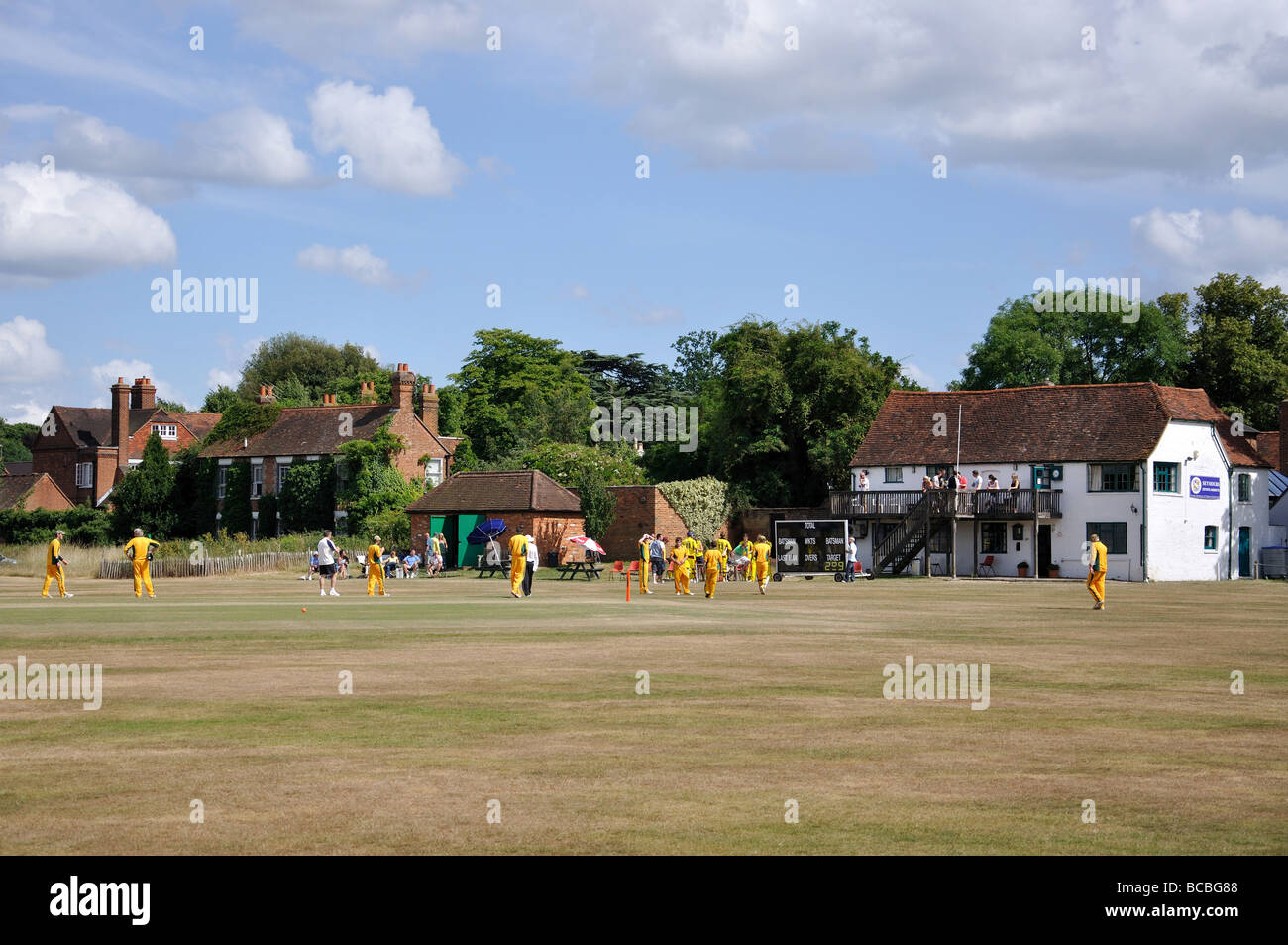 Partita di cricket, Ripley verde, Ripley, Surrey, England, Regno Unito Foto Stock