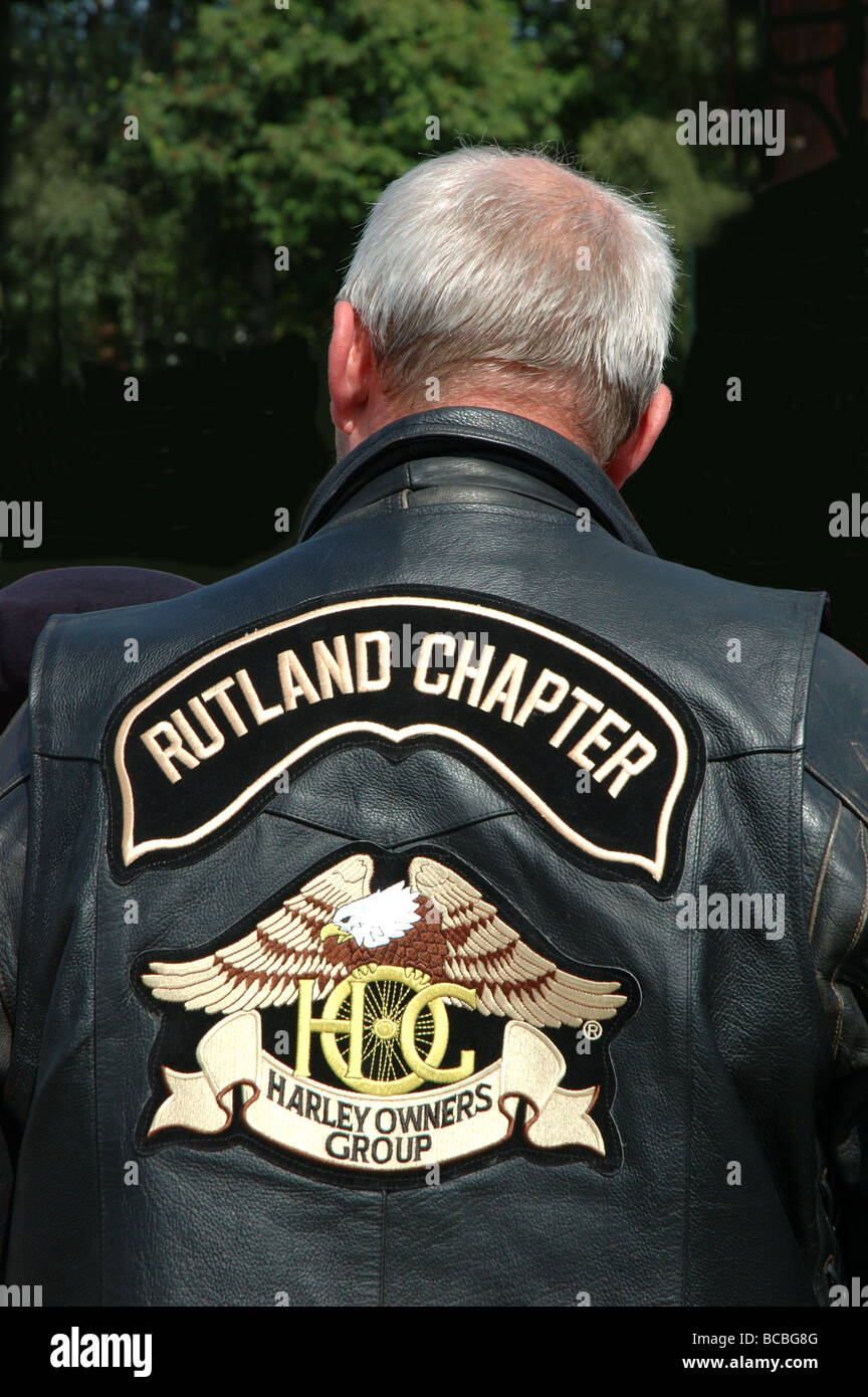 Vista posteriore del ciclista e Harley Davidson proprietario vestita di nero giacca di pelle, Leicestershire, England, Regno Unito Foto Stock