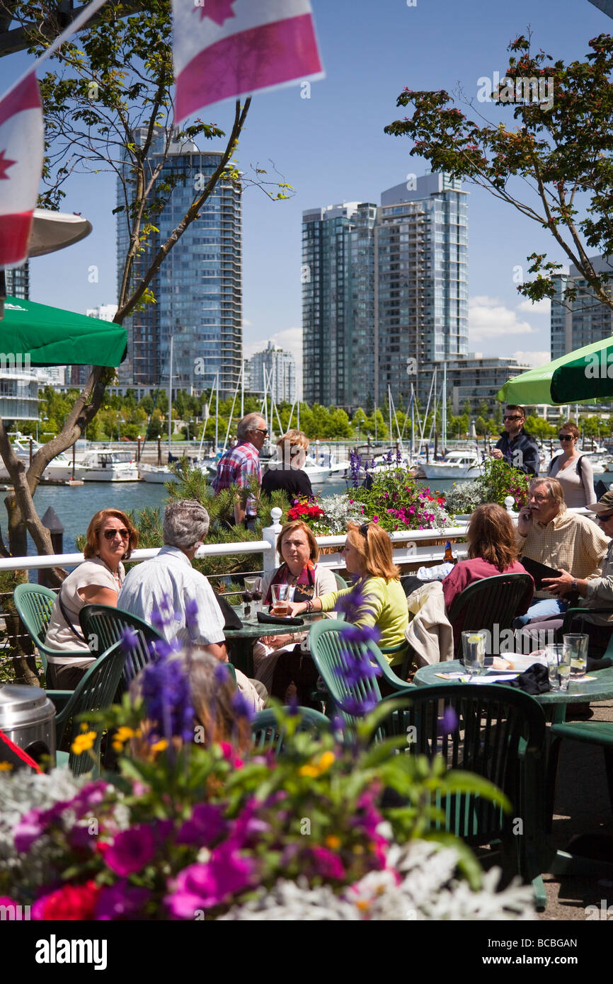 I clienti presso il ristorante a Granville Island, Vancouver, BC, Canada Foto Stock