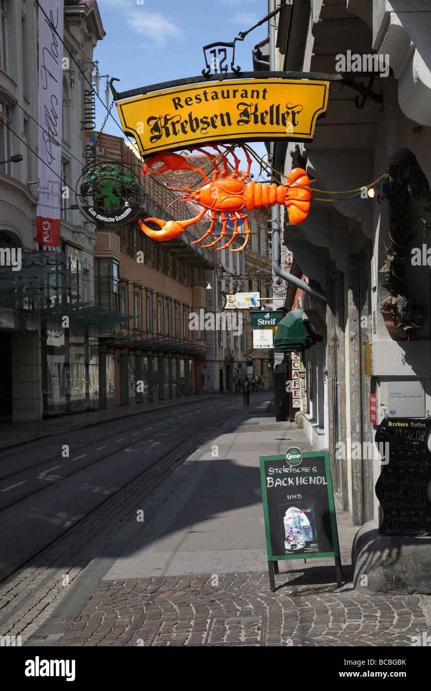 Storico negozio segno per il ristorante di pesce in ferro battuto, appeso al di fuori del negozio nella città vecchia di Graz, Austria Foto Stock