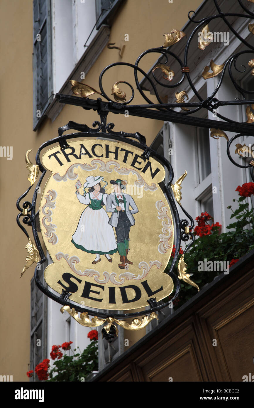 Storico negozio segno per Trachten Seidl in ferro battuto, appeso al di fuori del negozio nella città vecchia di Graz, Austria Foto Stock