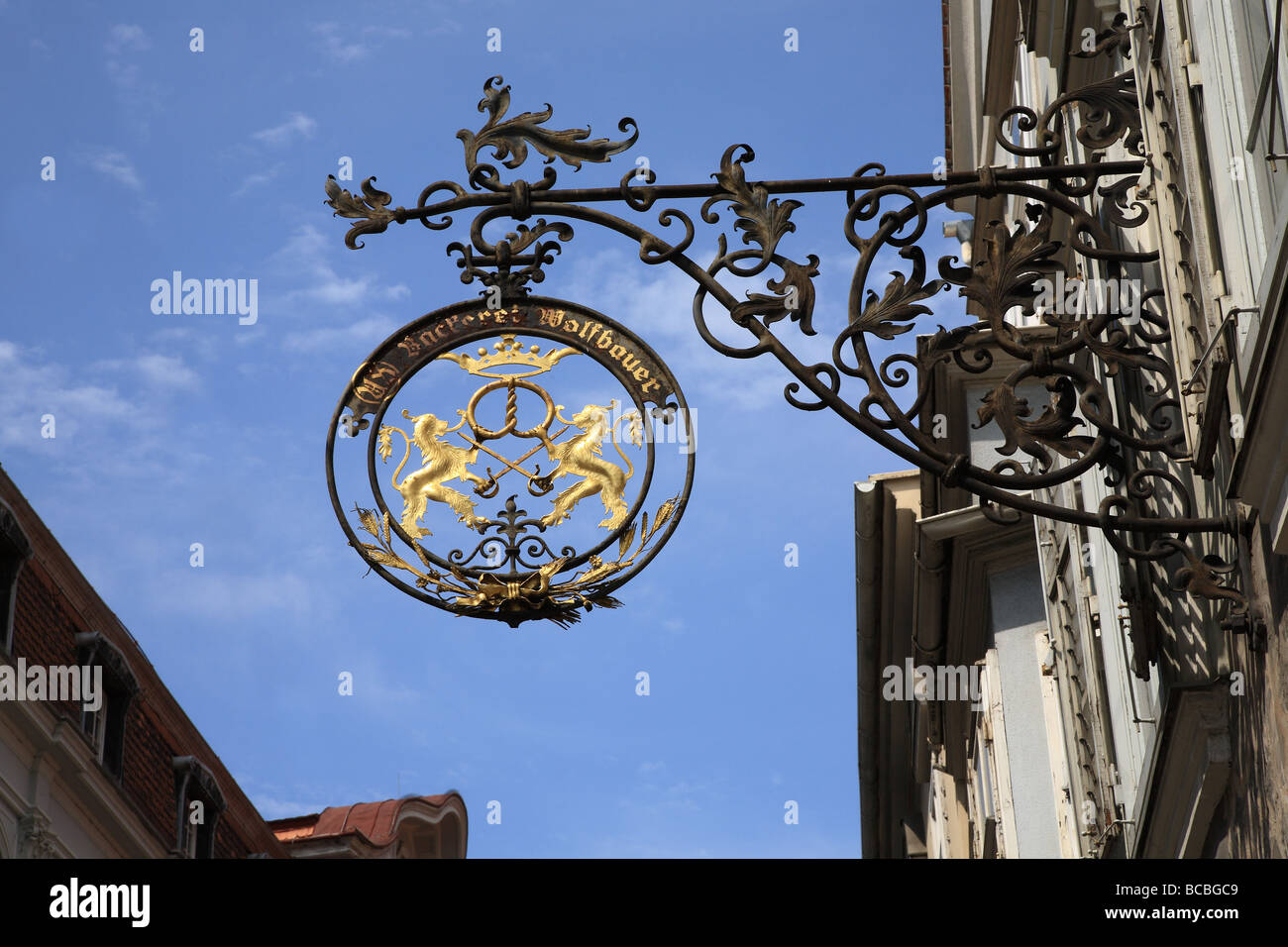 Old Bakery sign in ferro battuto, appeso al di fuori del negozio nella città vecchia di Graz, Austria Foto Stock