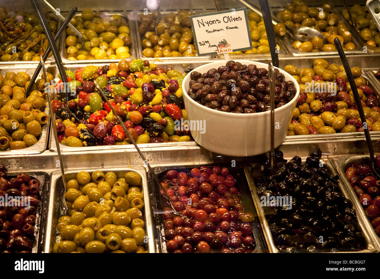 Le olive in vendita presso il Granville Mercato Pubblico, Granville Island, Vancouver, BC, Canada Foto Stock