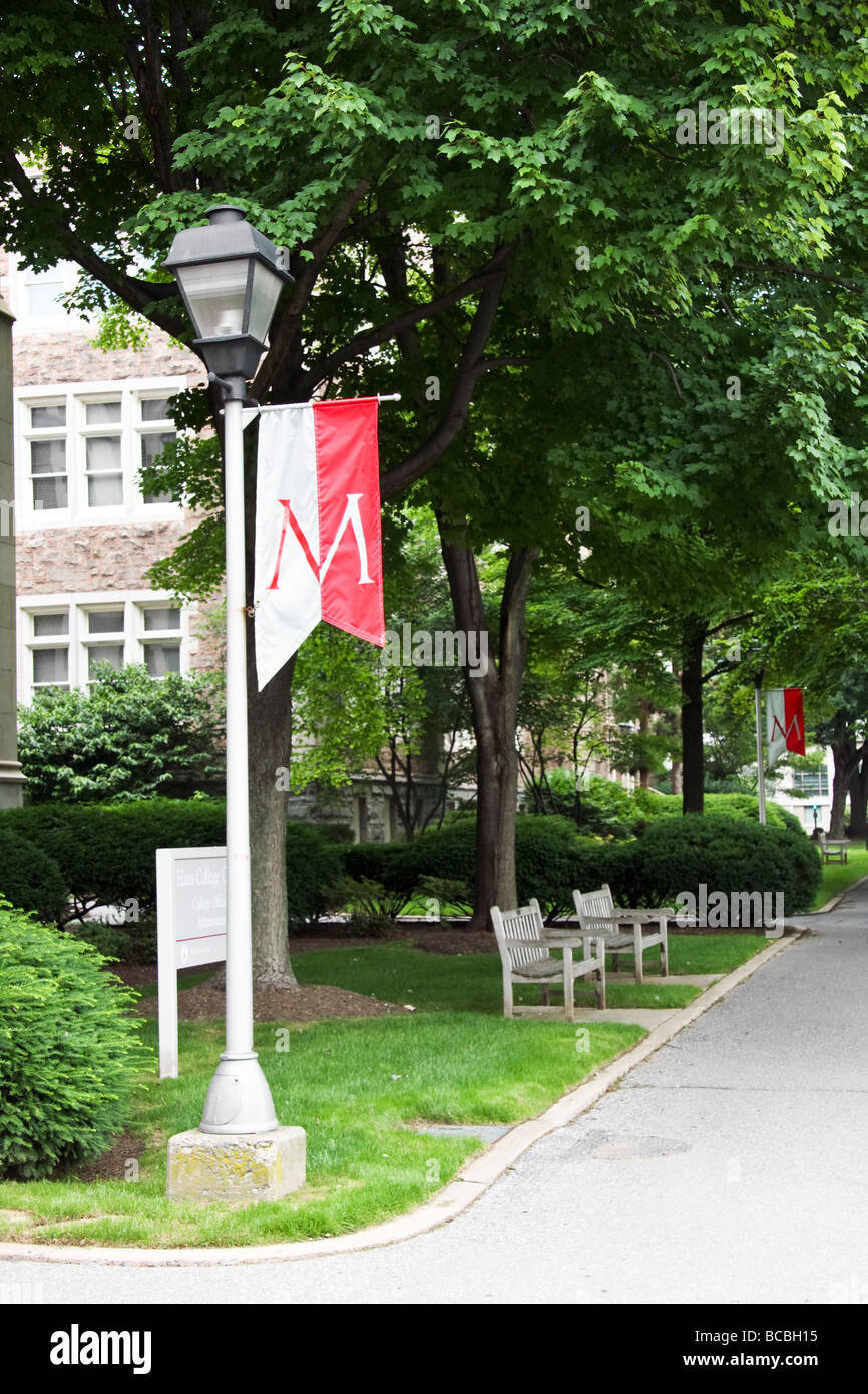 Muhlenberg College passerella con banner nella parte anteriore del Haas Hall Foto Stock