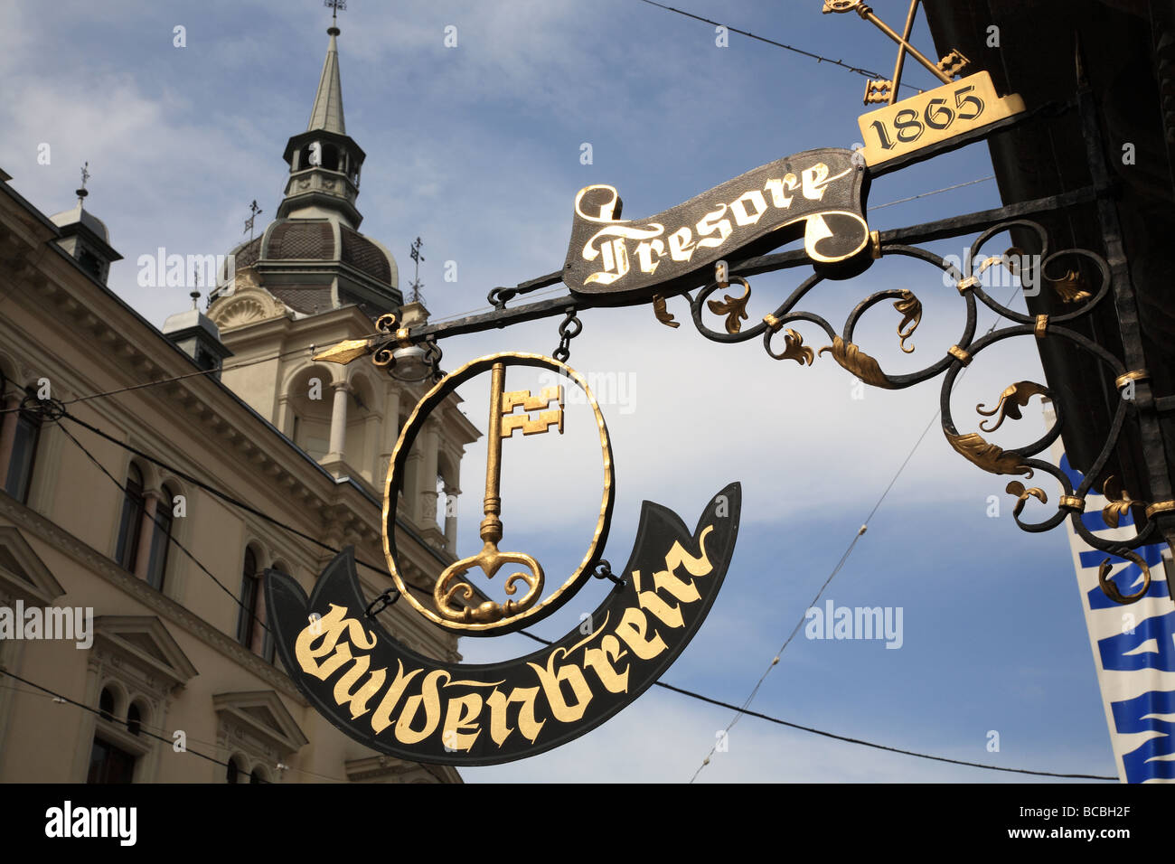 Storico negozio sign in ferro battuto, appeso al di fuori del negozio nella città vecchia di Graz, Austria Foto Stock