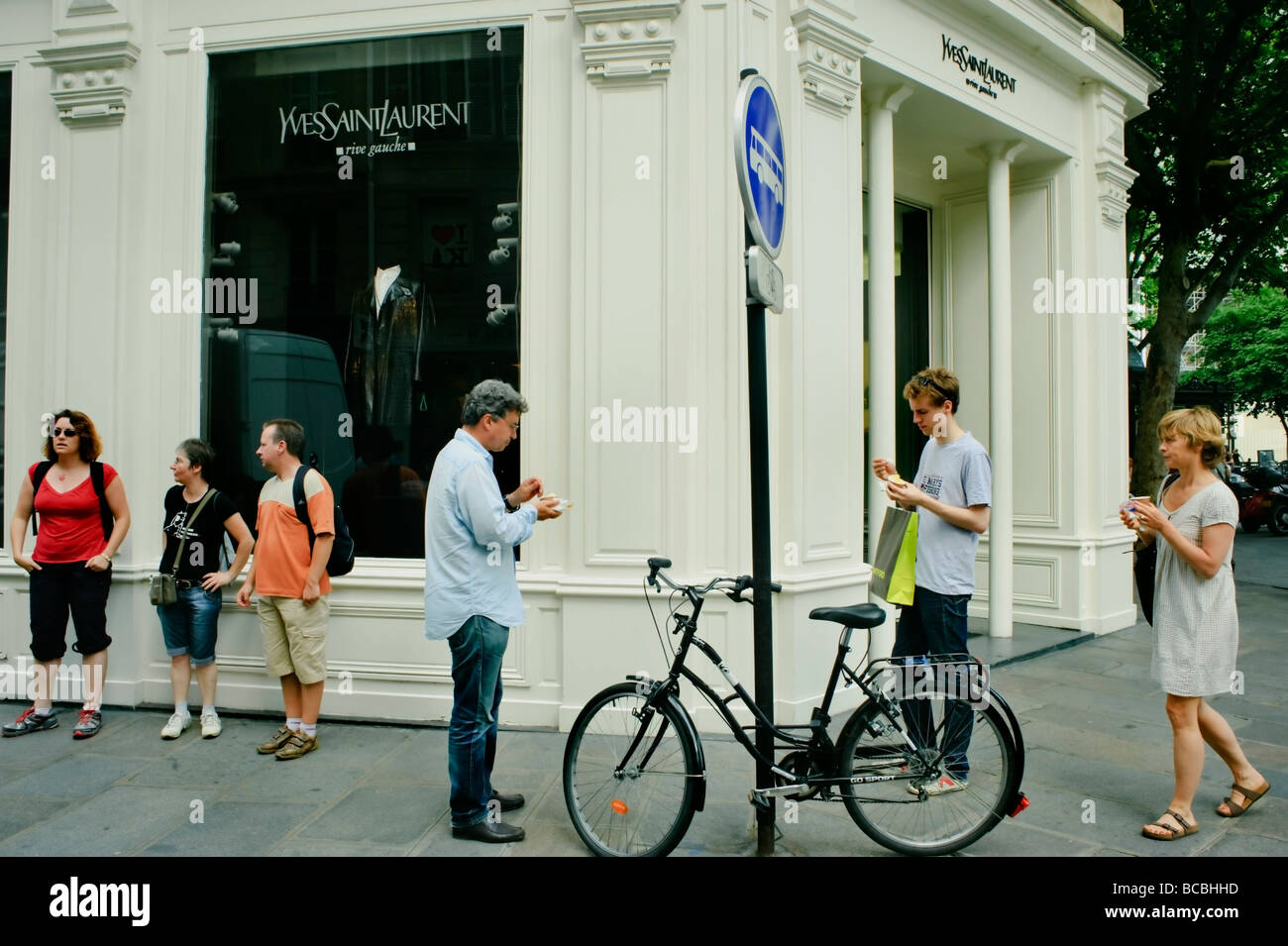 Parigi Francia, finestra di lusso vestiti Shopping, Scena di strada al di fuori del negozio "Yves Saint Laurent' 'Place Saint Sulpice' Foto Stock